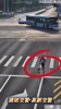 这哥们脑子秀逗了？跑到大马路上去练运球，结果被车撞飞😳