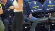 这眼神🙈穆里尼奥观看费内巴切篮球比赛时，被路过的美女吸引